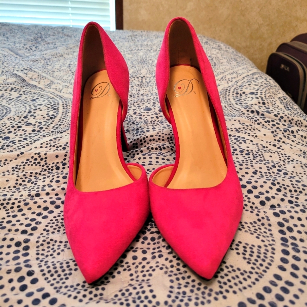 Delicious size 8 hot pink heels